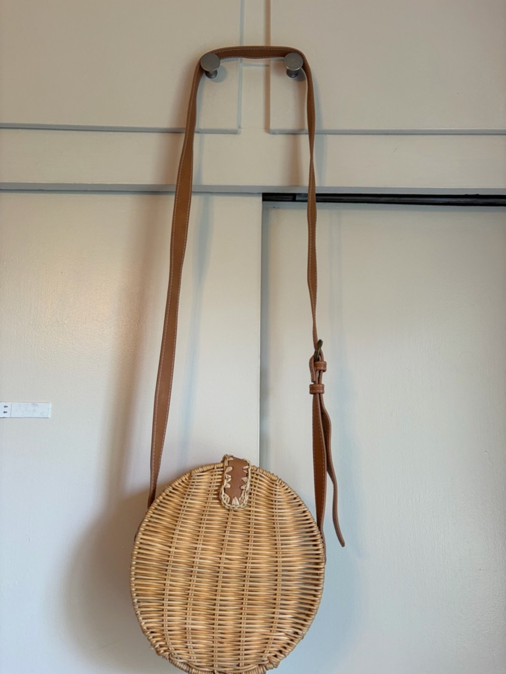 Round Woven Crossbody Bag in Natural/Tan GUC - Picture 3 of 14